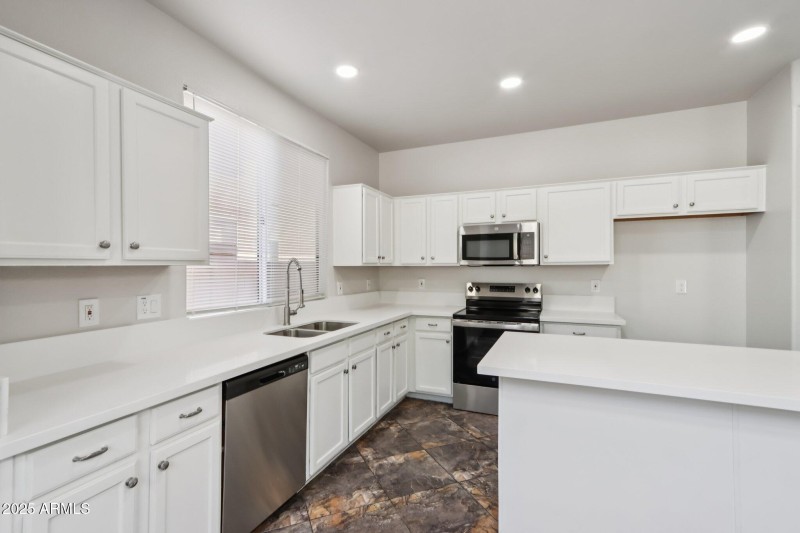 19-web-or-mls-E Oakland St-S1512-019