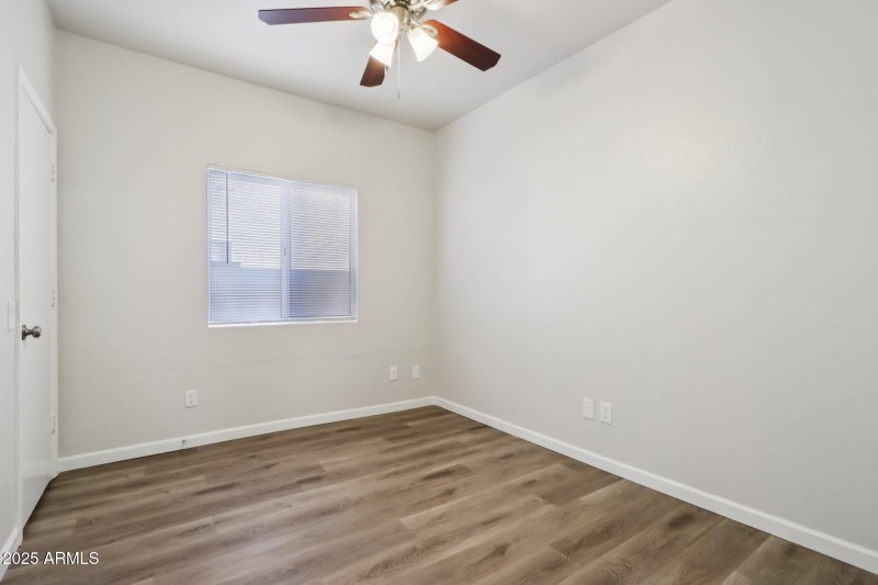21-web-or-mls-E Oakland St-S1512-021