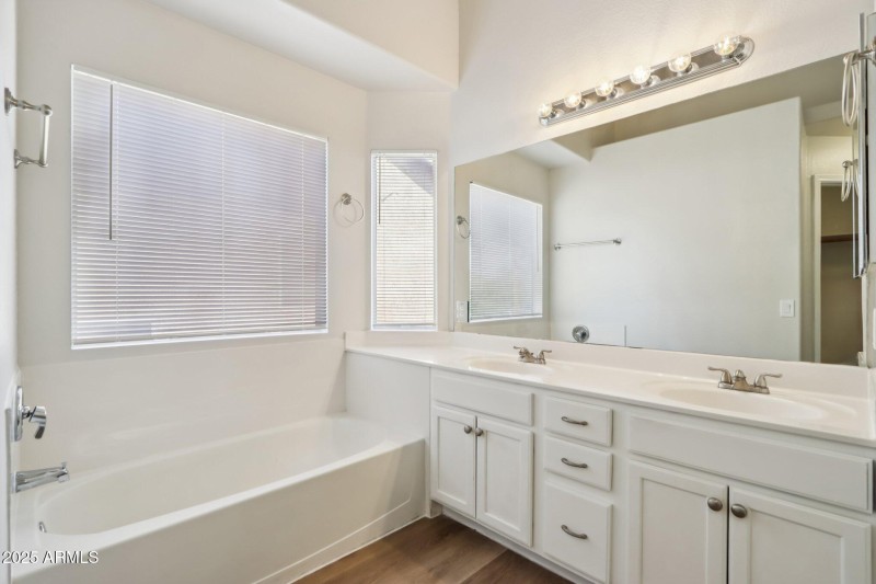 32-web-or-mls-E Oakland St-S1512-032