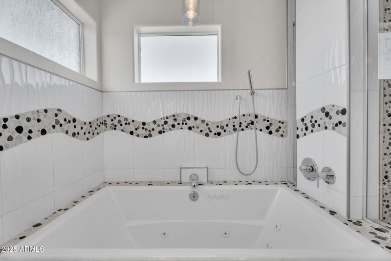 23-web-or-mls-8522 E Vernon Ave-24