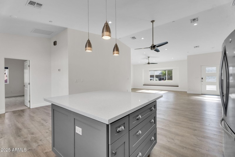 13-web-or-mls-8522 E Vernon Ave-15