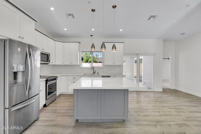 9-web-or-mls-8522 E Vernon Ave-11