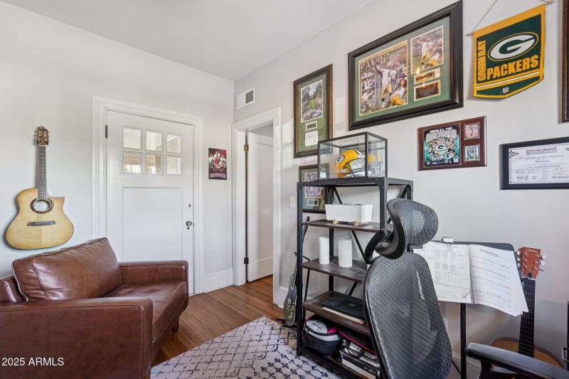 9-web-or-mls-W Lynwood St-S1412-009