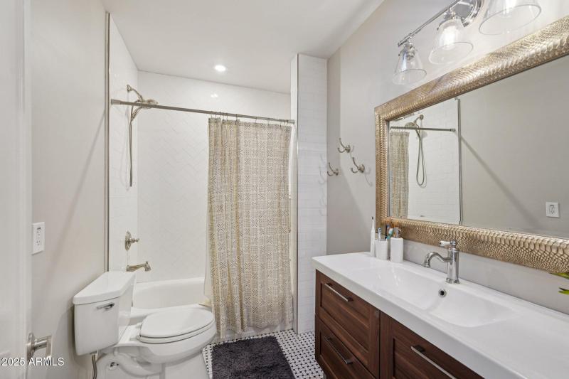 30-web-or-mls-W Lynwood St-S1412-030