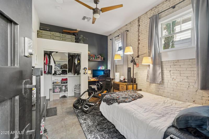 41-web-or-mls-W Lynwood St-S1412-041