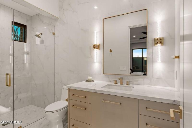 022_Guest Suite 2 Bath