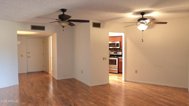 LIVING ROOM/DINING ROOM