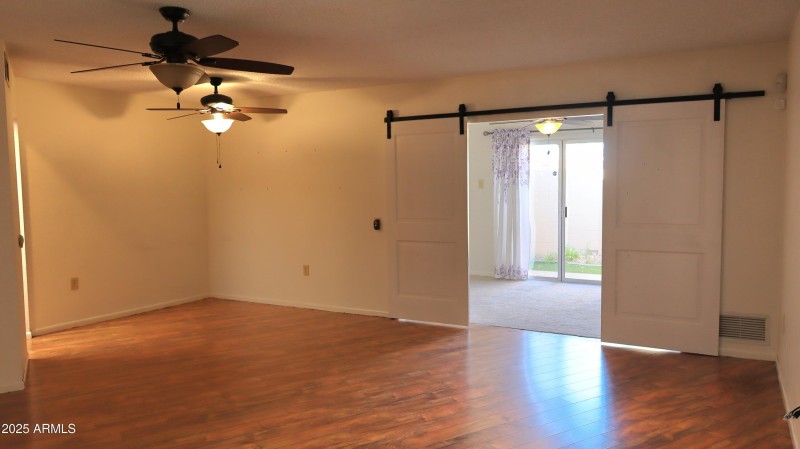LIVING ROOM/DINING ROOM