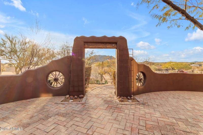 Front courtyard w/views of Granite Mt.