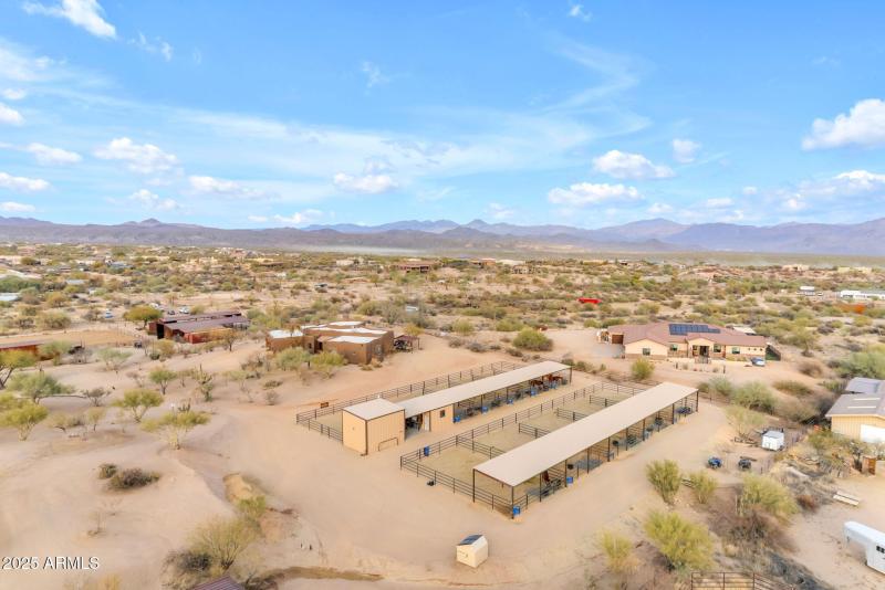 2 shed rows, 10 covered pens w/turnouts