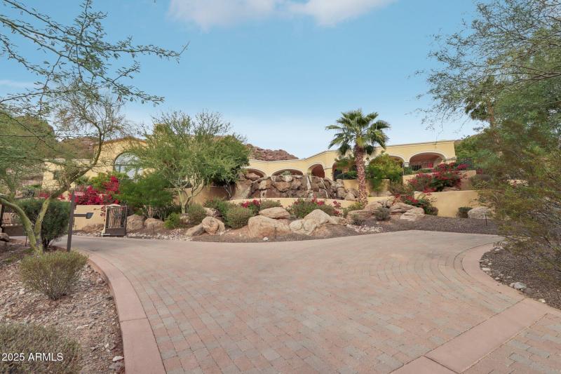 Camelback Mtn • 1-Level Home