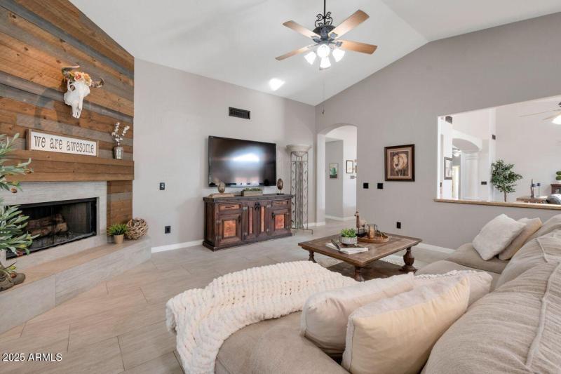 COZY GREAT ROOM W/FIREPLACE