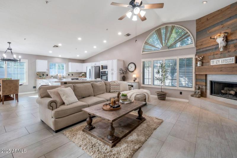 BREATH TAKING FIREPLACE IN GREAT RM