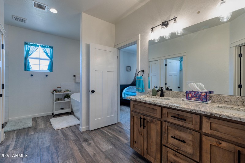 11 411 Hillcrest (26)