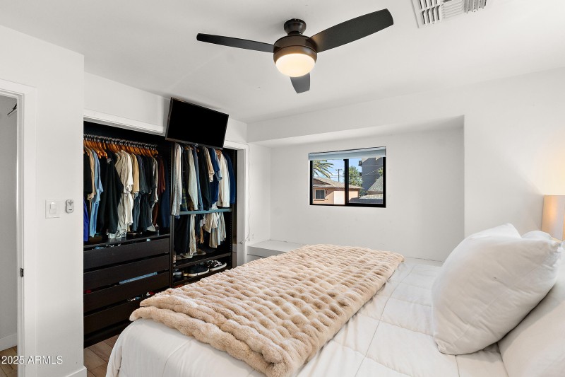 16_2050 n 71st st-13