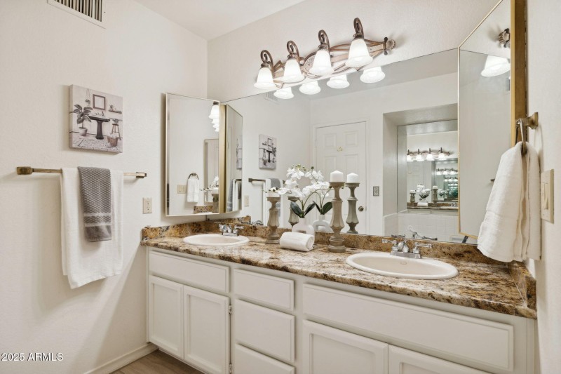 18 - 8418 E Via de Viva