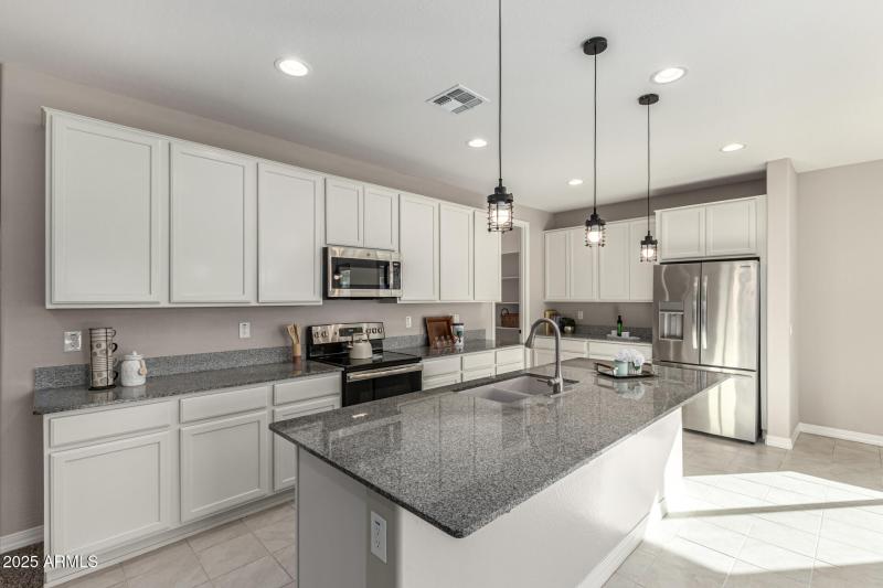 Large island w/pendant lighting