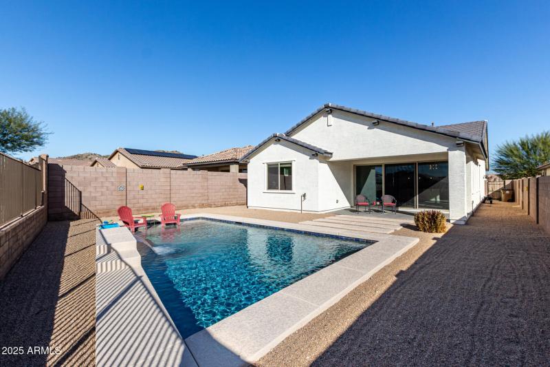 Your south facing back yard oasis!