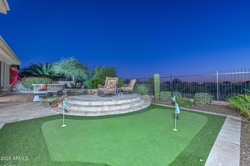 Backyard-Putting Green