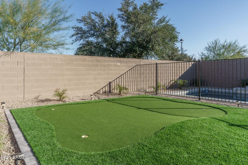 29) PUTTING GREEN
