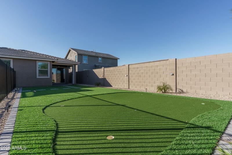 31) PUTTING GREEN