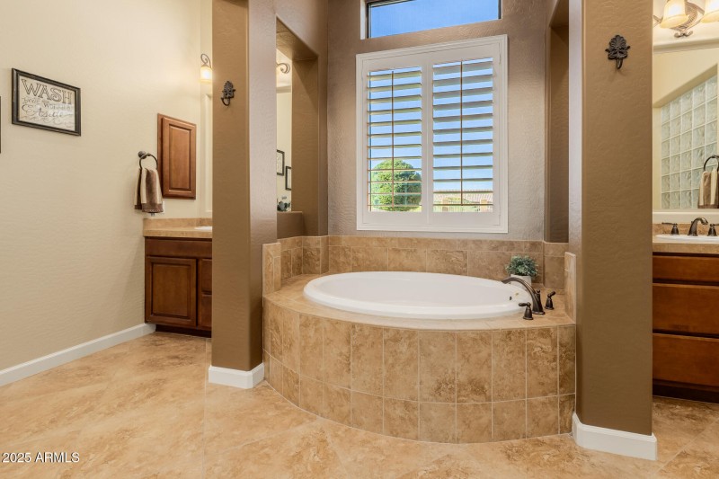 Soaking tub