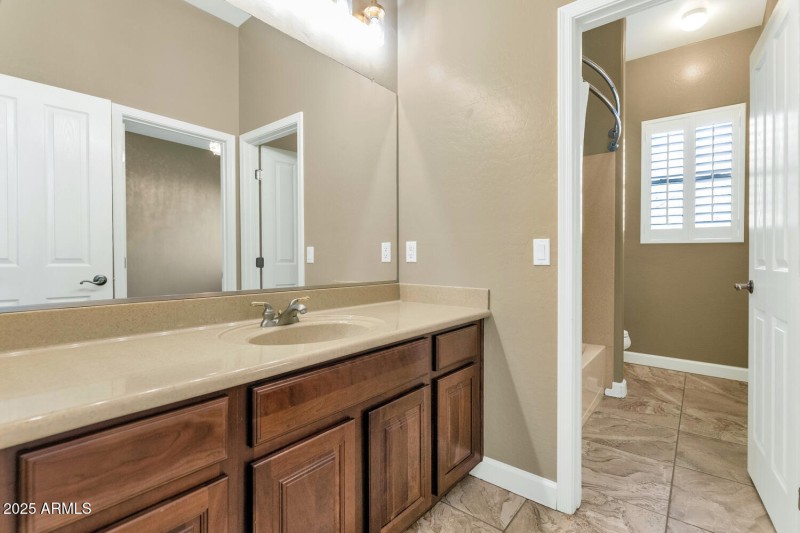 Bathroom 2 (Jack & Jill)