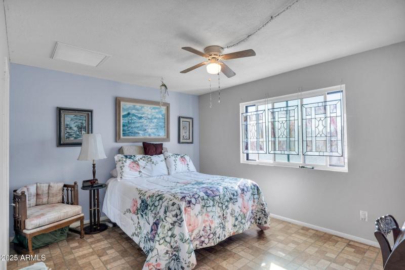 Ceiling Fans Throughout!