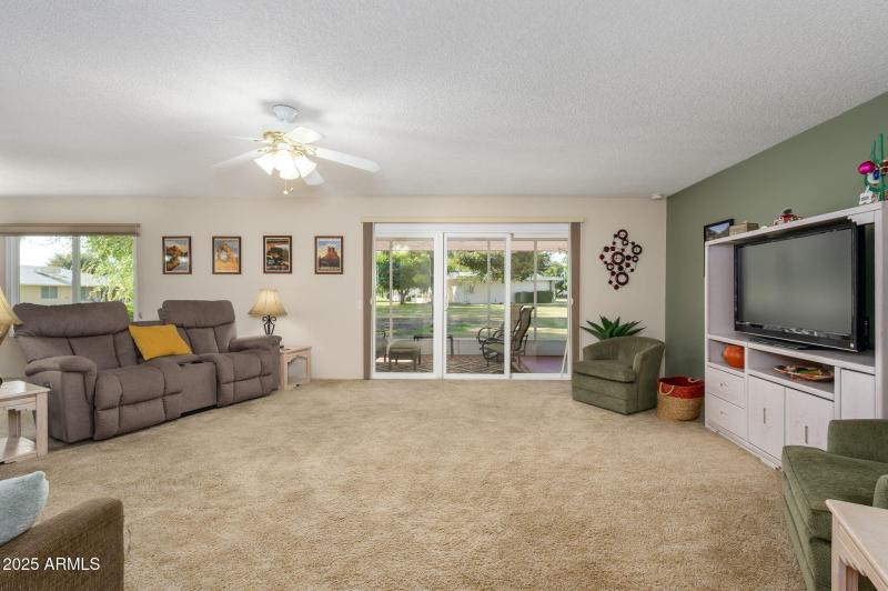 SPACIOUS LIVING ROOM