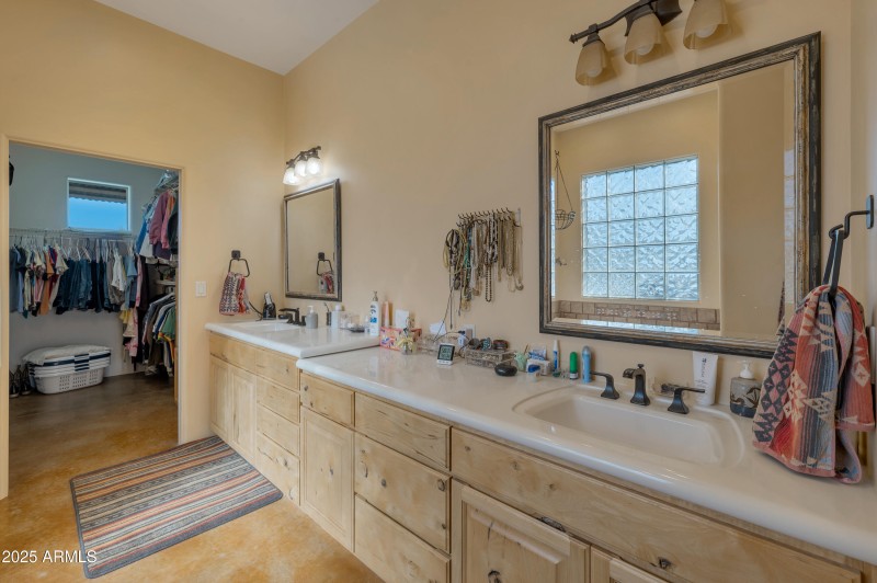 Master bath w/ double sinks