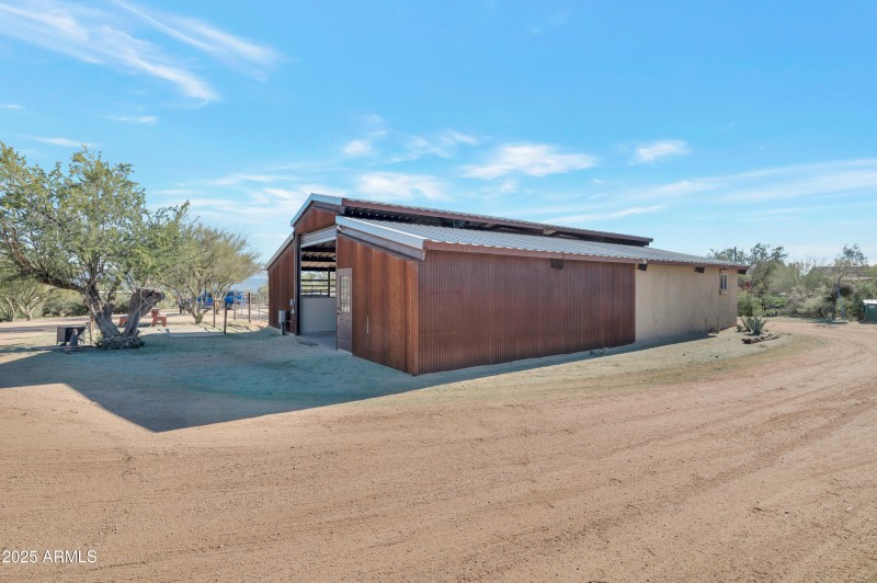 4 Horse Barn, Tack Room and Runs