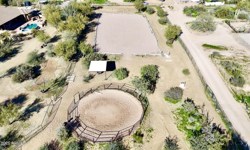 Round Pen and 20x40 Meter Riding Arena