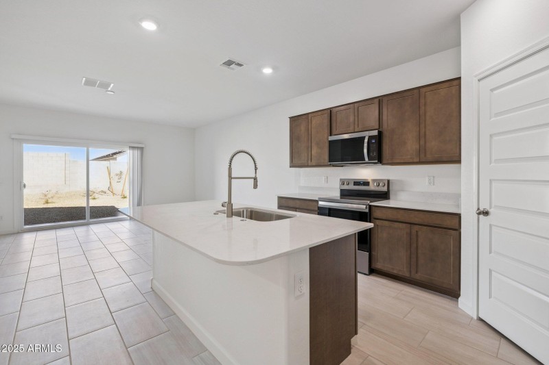 10-web-or-mls-23968-w-pima-st