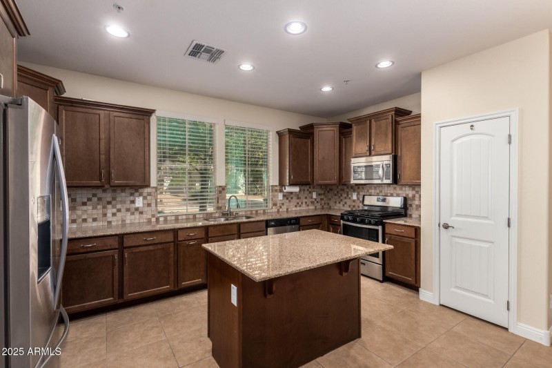 Kitchen and breakfast bar/island