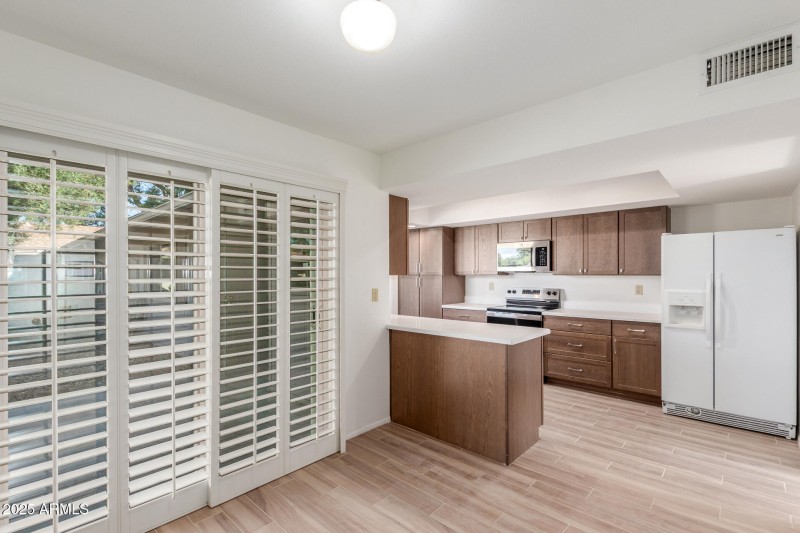 Bright Eat-in Kitchen