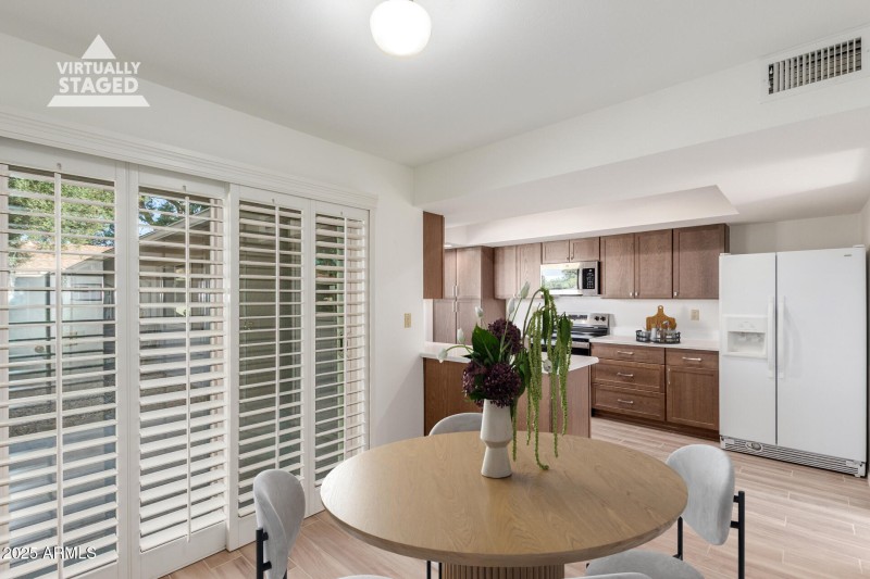 Bright Eat-in Kitchen