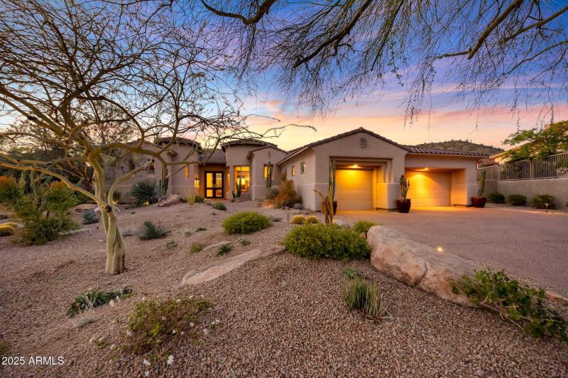 Private Cul-de-Sac Lot!