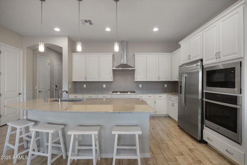 Breakfast bar, stainless appliances