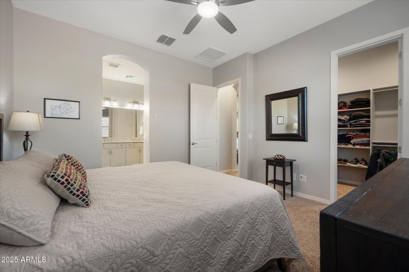 Primary w/walkin closet