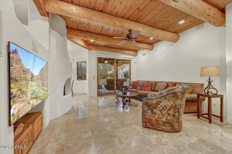 Family Room with T&G Latillas