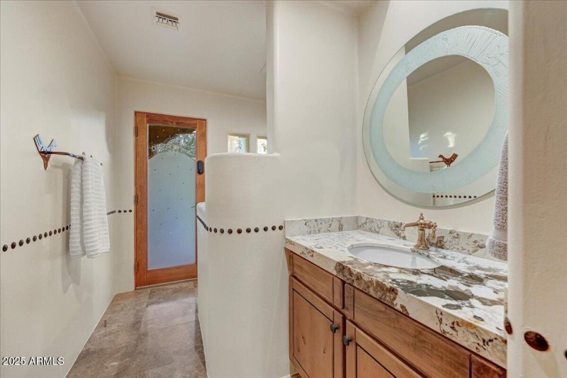 Guest Bath with access to Pool and Spa