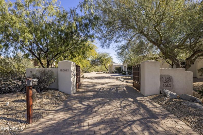 Private gate end of cut de sac