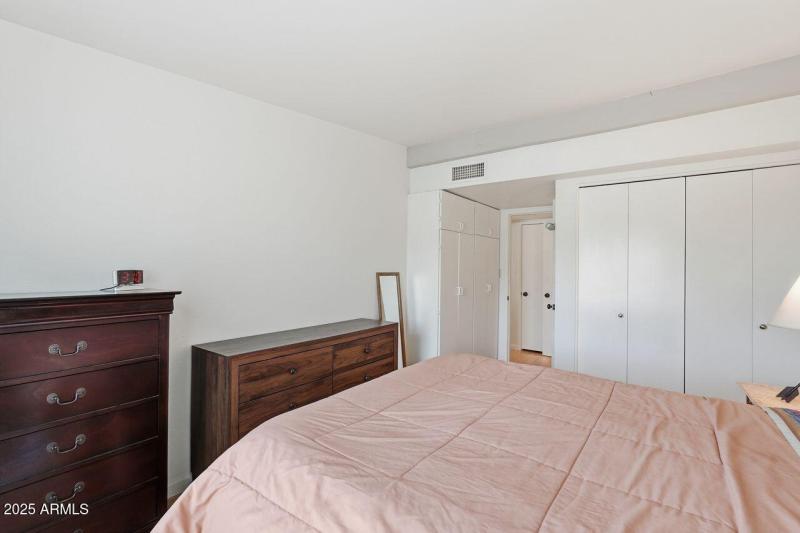 Bedroom w/additional storage