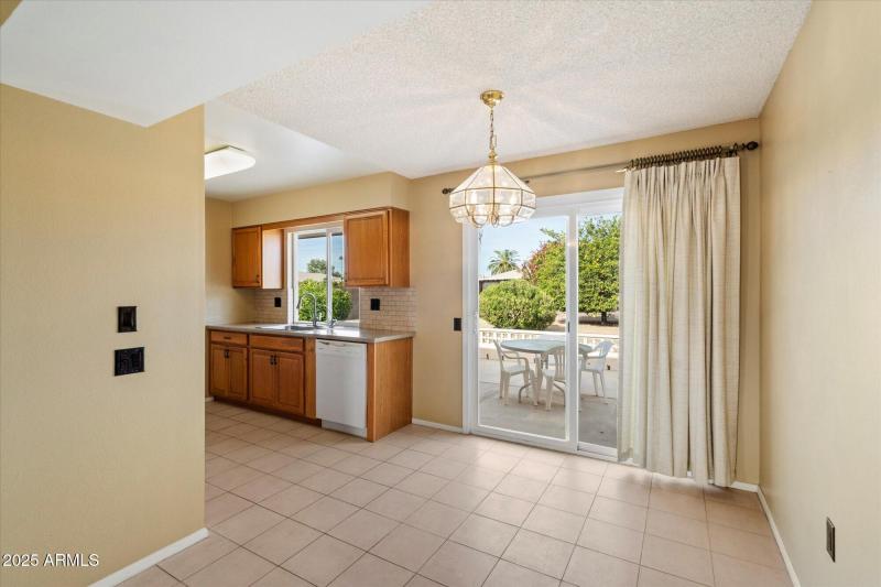 CONVENIENT DINE IN KITCHEN AREA