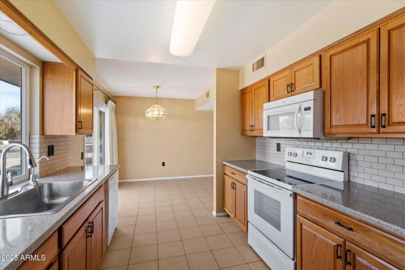 LOTS OF STORAGE AND MATCHING APPLIANCES