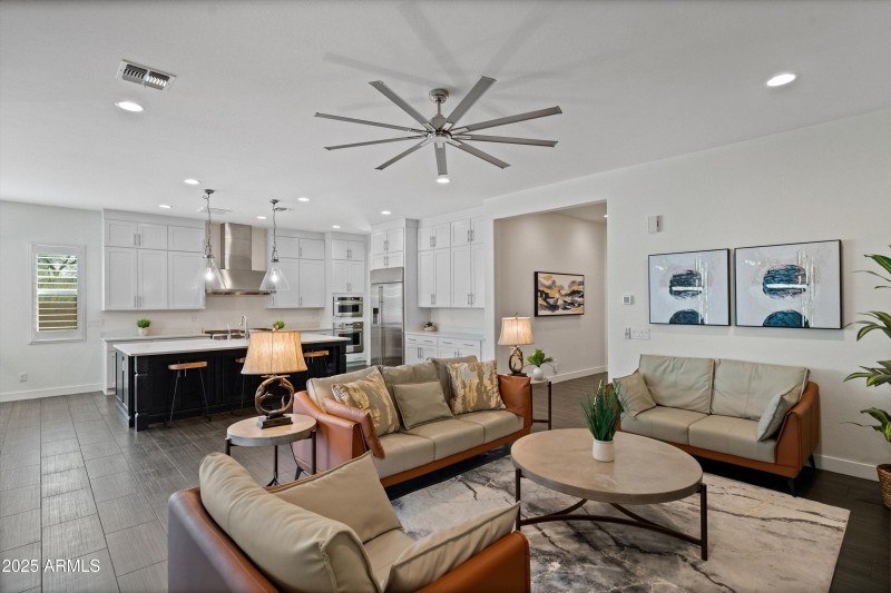 07-Family Room to Kitchen