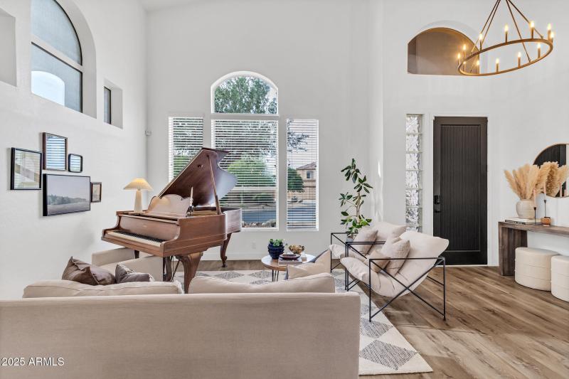 3033 N Sawyer-13_(2048)