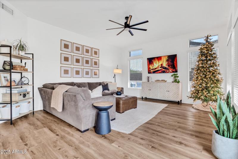 3033 N Sawyer-15_(2048)