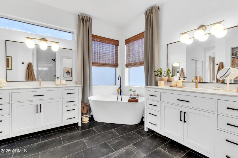 3033 N Sawyer-25_(2048)