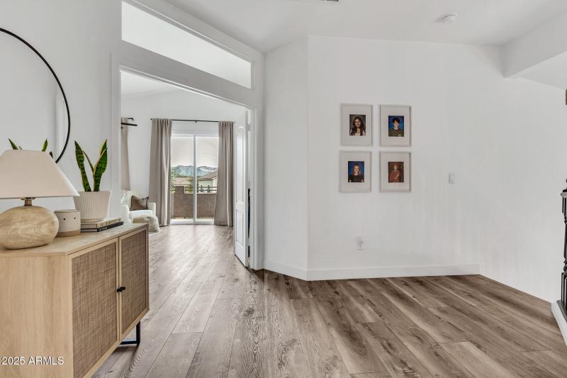 3033 N Sawyer-31_(2048)